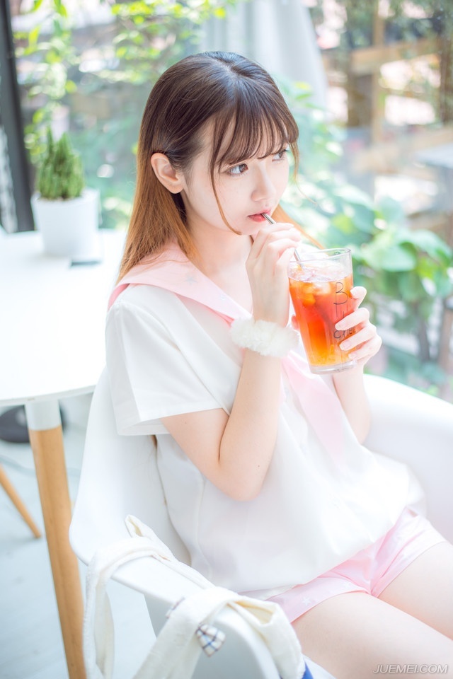 船队开始后退，但也仅限于这陈到四周围的十几条船，更远些的地方，荆州的水军已经跟江东水军混成了一片，根本没有办法脱离战斗，而陈到如今，也已经没有余力再出手相救，手中的弓弦没有一刻停止过颤动，至少有三十名江东将士被他以弓箭射杀，但这样高强度的拉弓，哪怕是陈到，双臂此刻也已经开始发酸，但他不能停，一旦停下来，那些江东水师就会如同恶虎一般扑上来，将他们吞的连渣都不剩。